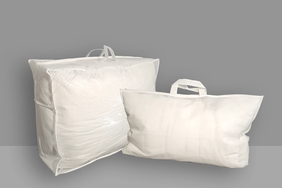 Valisettes pour couette et housse zippée pour oreiller en non tissé blanc disponibles immédiatement en stock