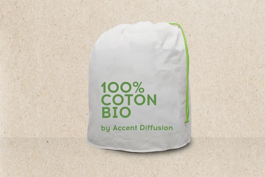 pochon blanc avec lien vert de serrage pour emballer une petite couette en coton bio