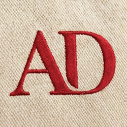 zoom logo brodé sur du coton pour une finition premium