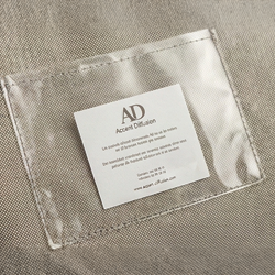 zoom sur une pochette d'identification transparente cousue sur le sac