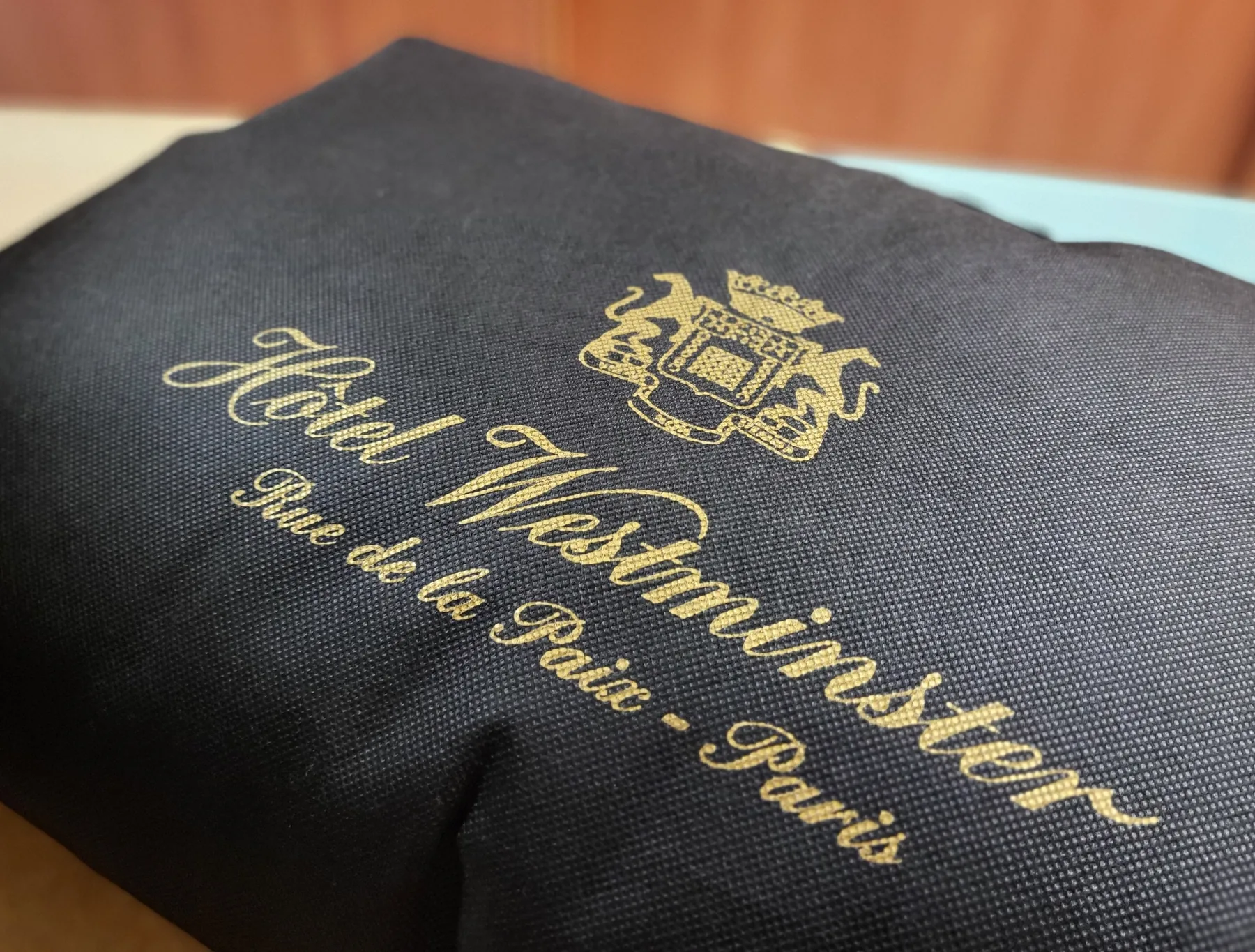 Housse noire personnalisée avec le logo doré de l’hôtel Westminster à Paris